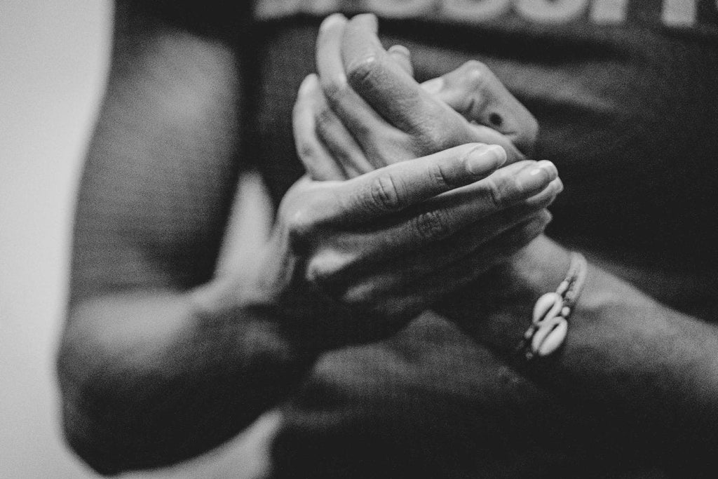 Sportive en train de s'appliquer de la crème sur les mains, image en noir et blanc