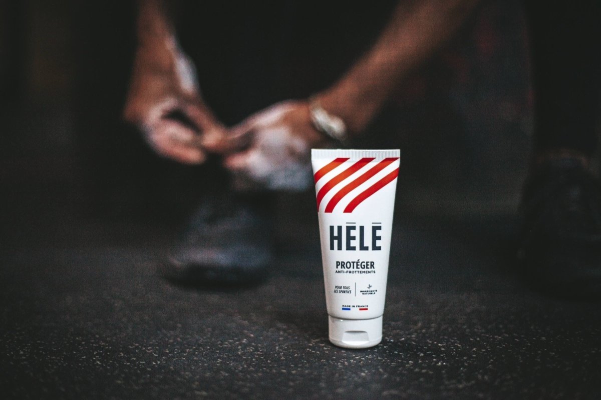 Crème anti frottements en gros plan et sportif en arrière plan