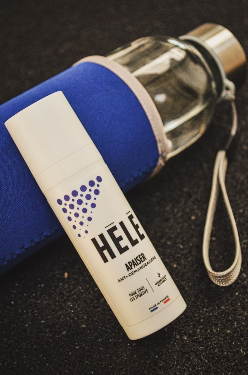 Crème anti démangeaison appuyée sur une gourde en verre