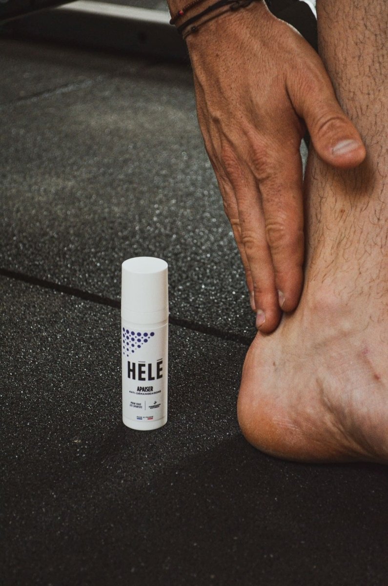 Personne en train d'appliquer de la crème anti démangeaison sur son pied