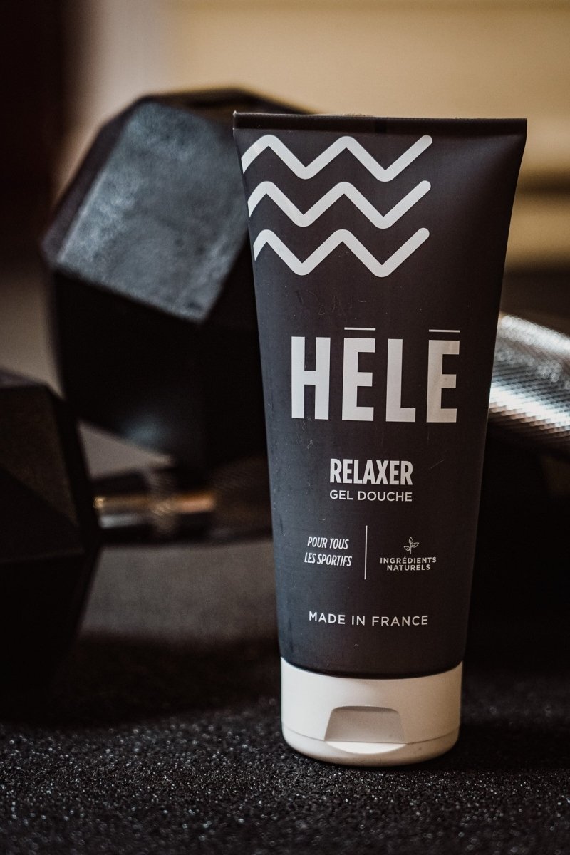 Tube de gel douche sport Relaxer de la marque HELE posé à côté d'haltères