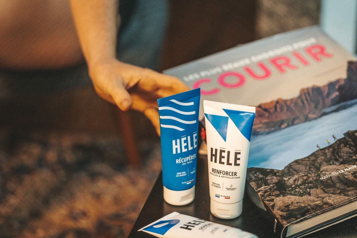 Gros plan sur des tubes de produits pour sportifs, un gel cryo, un gel muscles et articulations et gel coups et hématomes, posés sur une table basse