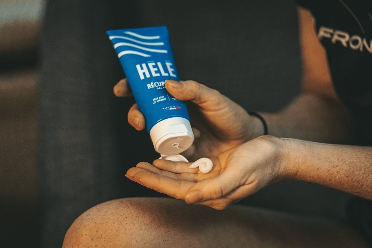 Gros plan sur les mains d'une sportive appliquant du gel froid cryo Récupérer 