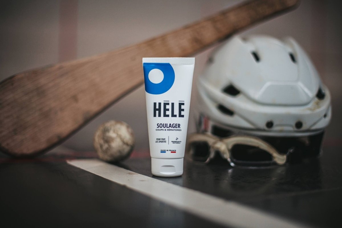 Tube de gel coups et hématomes en avant plan avec pala casque, lunette et balle de pala en arrière plan