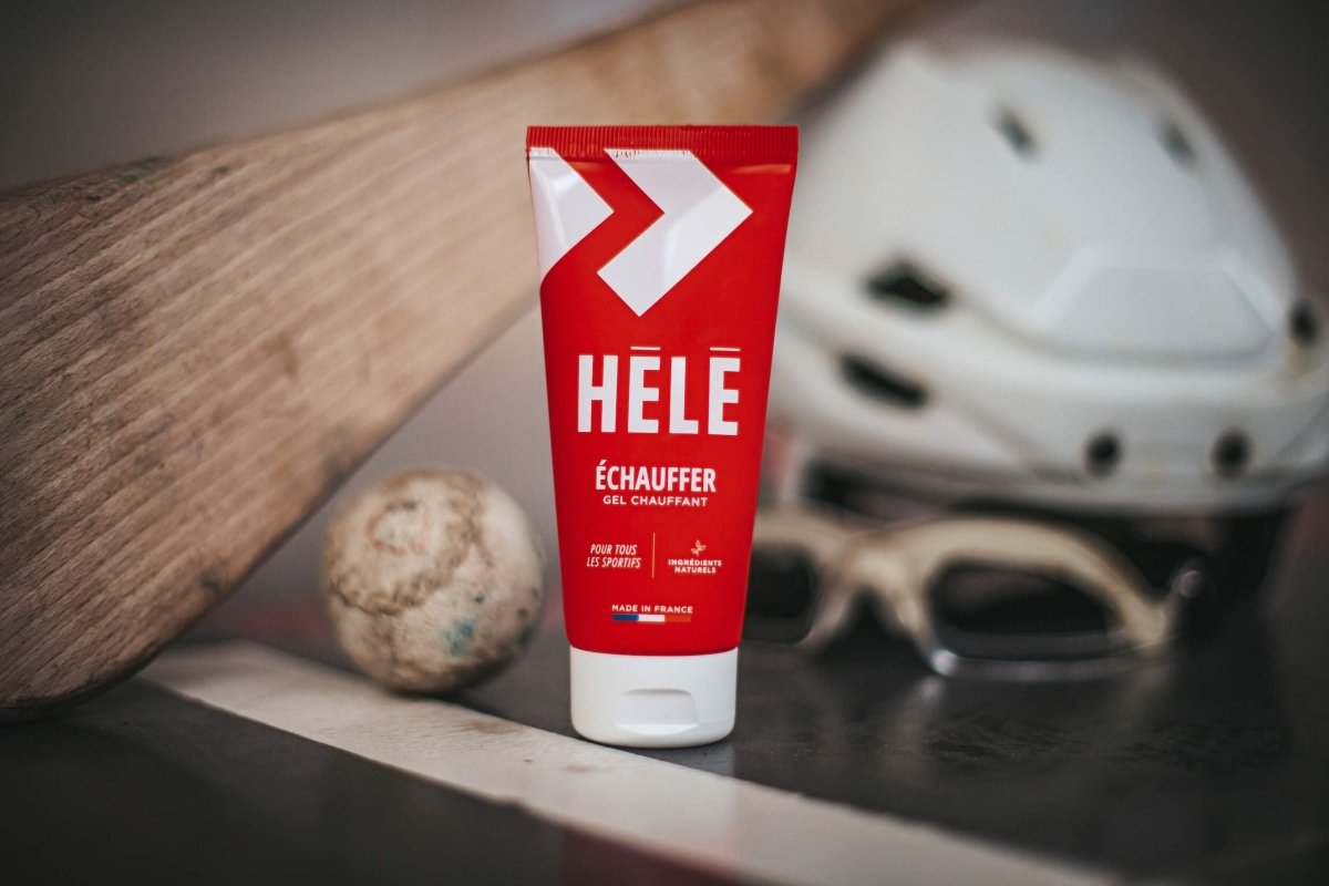 Tube de gel chaud Échauffer posé à côté d'une pala, d'une balle, d'un casque et de lunettes de pelote basque