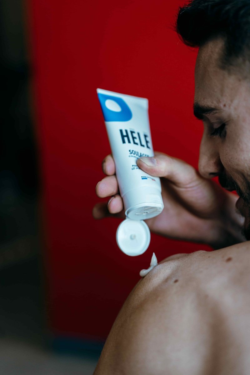 Sportif appliquant du gel coups et hématomes sur son épaule